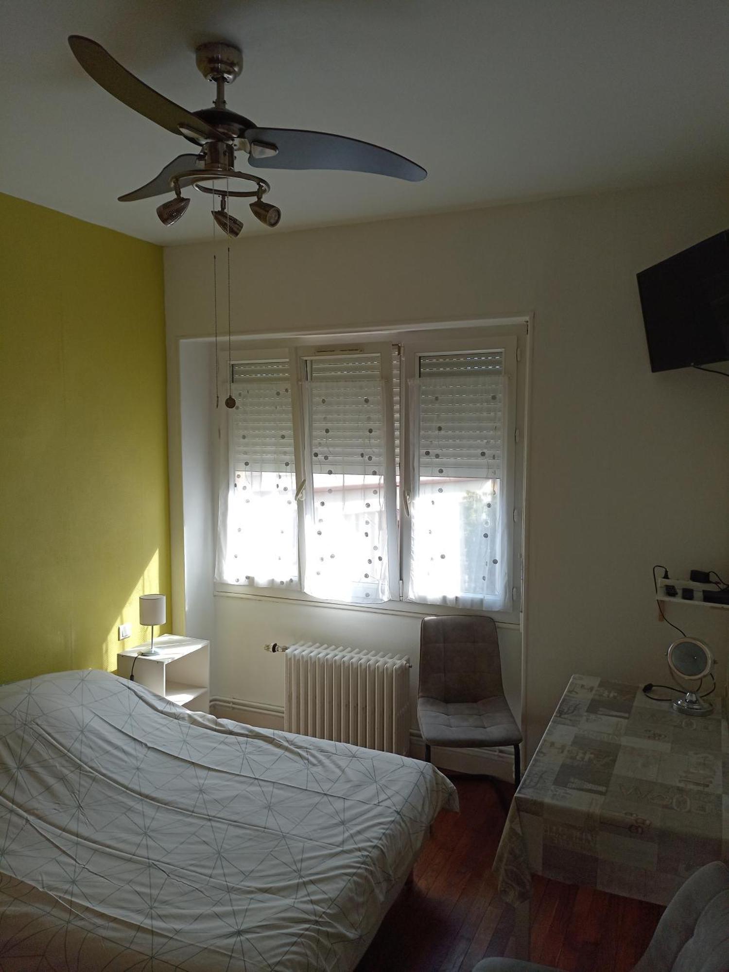 Chambre Meublee Au Coeur De Ville - Chez L'Habitant Льо Крезо Екстериор снимка